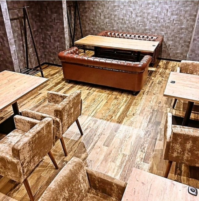 ラグジュアリーな店内ソファー席